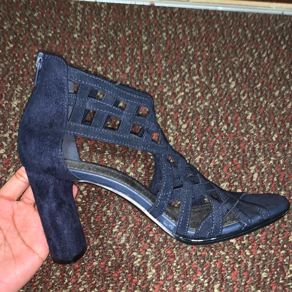 NAVY BLUE HEELS🧩